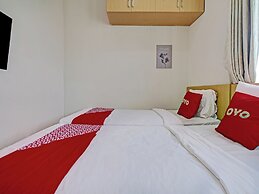 OYO 92768 Flagship Exclusive Colombus Near Stasiun Karawang