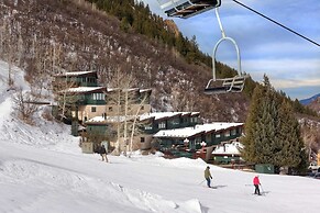 Newly Remodeled Ski In, Ski Out 2 Bedroom on Aspen Mountain at Lift 1A