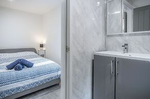 The Garden Lodge - 1 Bedroom Lodge - Tenby