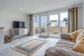 The Garden Lodge - 1 Bedroom Lodge - Tenby