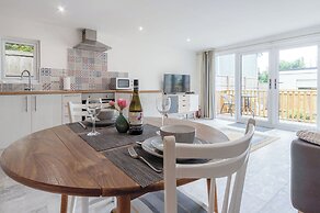 The Garden Lodge - 1 Bedroom Lodge - Tenby