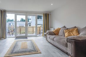 The Garden Lodge - 1 Bedroom Lodge - Tenby