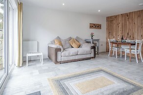 The Garden Lodge - 1 Bedroom Lodge - Tenby