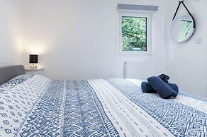 The Garden Lodge - 1 Bedroom Lodge - Tenby