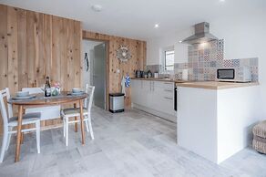 The Garden Lodge - 1 Bedroom Lodge - Tenby