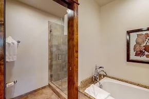 Ski In, Ski Out 2 Bedroom at Snowflake Chairlift - Bluesky Condos