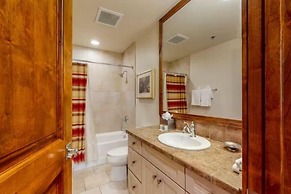 Ski In, Ski Out 2 Bedroom at Snowflake Chairlift - Bluesky Condos