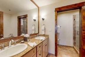 Ski In, Ski Out 2 Bedroom at Snowflake Chairlift - Bluesky Condos