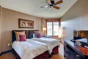 3 Bedroom Mountain Condo on Main Street - Walk to Lift, Onsite Pool, L