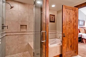 3 Bedroom Mountain Condo on Main Street - Walk to Lift, Onsite Pool, L