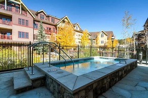 3 Bedroom Mountain Condo on Main Street - Walk to Lift, Onsite Pool, L