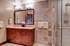 3 Bedroom Mountain Condo on Main Street - Walk to Lift, Onsite Pool, L