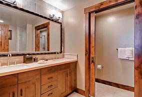 3 Bedroom Mountain Condo on Main Street - Walk to Lift, Onsite Pool, L