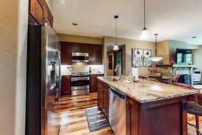 2 Bedroom Luxury Condo on Main Street at Maggie Pond - Walk to Lift!