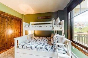 2 Bedroom Luxury Condo on Main Street at Maggie Pond - Walk to Lift!