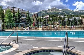 2 Bedroom Luxury Condo on Main Street at Maggie Pond - Walk to Lift!