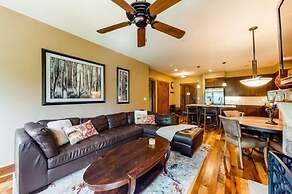 2 Bedroom Luxury Condo on Main Street at Maggie Pond - Walk to Lift!