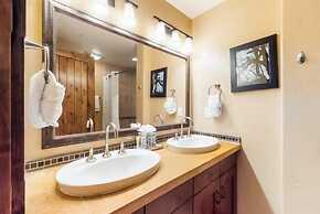 2 Bedroom Luxury Condo on Main Street at Maggie Pond - Walk to Lift!