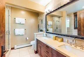 2 Bedroom Luxury Condo on Main Street at Maggie Pond - Walk to Lift!