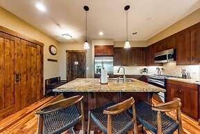 2 Bedroom Luxury Condo on Main Street at Maggie Pond - Walk to Lift!