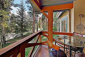 4 O Clock Ski Run Spacious 2 Bedroom Rental - Half Block from Snowflak