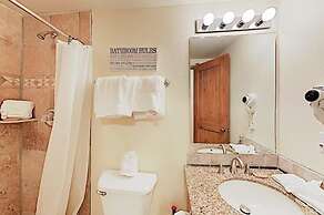 4 O Clock Ski Run Spacious 2 Bedroom Rental - Half Block from Snowflak