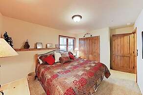 4 O Clock Ski Run Spacious 2 Bedroom Rental - Half Block from Snowflak