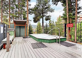 4 O Clock Ski Run Spacious 2 Bedroom Rental - Half Block from Snowflak