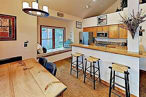 4 O Clock Ski Run Spacious 2 Bedroom Rental - Half Block from Snowflak