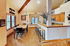 4 O Clock Ski Run Spacious 2 Bedroom Rental - Half Block from Snowflak