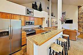 4 O Clock Ski Run Spacious 2 Bedroom Rental - Half Block from Snowflak