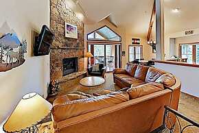 4 O Clock Ski Run Spacious 2 Bedroom Rental - Half Block from Snowflak