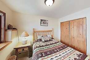 4 O Clock Ski Run Spacious 2 Bedroom Rental - Half Block from Snowflak