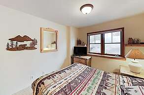 4 O Clock Ski Run Spacious 2 Bedroom Rental - Half Block from Snowflak