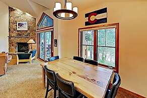 4 O Clock Ski Run Spacious 2 Bedroom Rental - Half Block from Snowflak