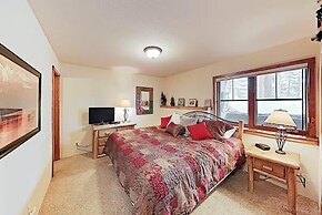 4 O Clock Ski Run Spacious 2 Bedroom Rental - Half Block from Snowflak