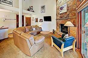 4 O Clock Ski Run Spacious 2 Bedroom Rental - Half Block from Snowflak