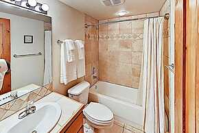 4 O Clock Ski Run Spacious 2 Bedroom Rental - Half Block from Snowflak