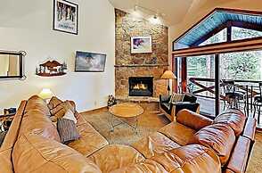 4 O Clock Ski Run Spacious 2 Bedroom Rental - Half Block from Snowflak