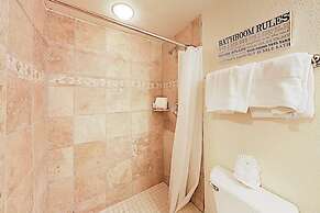 4 O Clock Ski Run Spacious 2 Bedroom Rental - Half Block from Snowflak