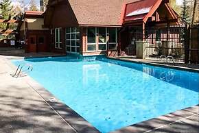 4 O Clock Ski Run Spacious 2 Bedroom Rental - Half Block from Snowflak
