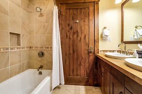 Luxury 3 Bedroom Water House on Main Street Condo w/ Pool, Hot Tubs, F