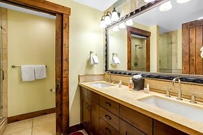 Luxury 3 Bedroom Water House on Main Street Condo w/ Pool, Hot Tubs, F