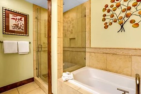 Luxury 3 Bedroom Water House on Main Street Condo w/ Pool, Hot Tubs, F