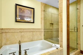 Luxury 3 Bedroom Water House on Main Street Condo w/ Pool, Hot Tubs, F