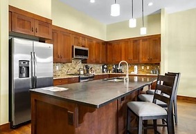 Luxury 3 Bedroom Water House on Main Street Condo w/ Pool, Hot Tubs, F