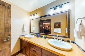 Water House Luxury 2 Bedroom on Main Street - Walk to Quicksilver Lift