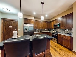 Water House Luxury 2 Bedroom on Main Street - Walk to Quicksilver Lift