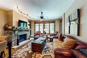 Water House Luxury 2 Bedroom on Main Street - Walk to Quicksilver Lift