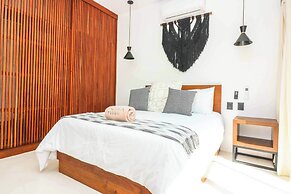 Charming Jungle Apartment Rooftop BBQ